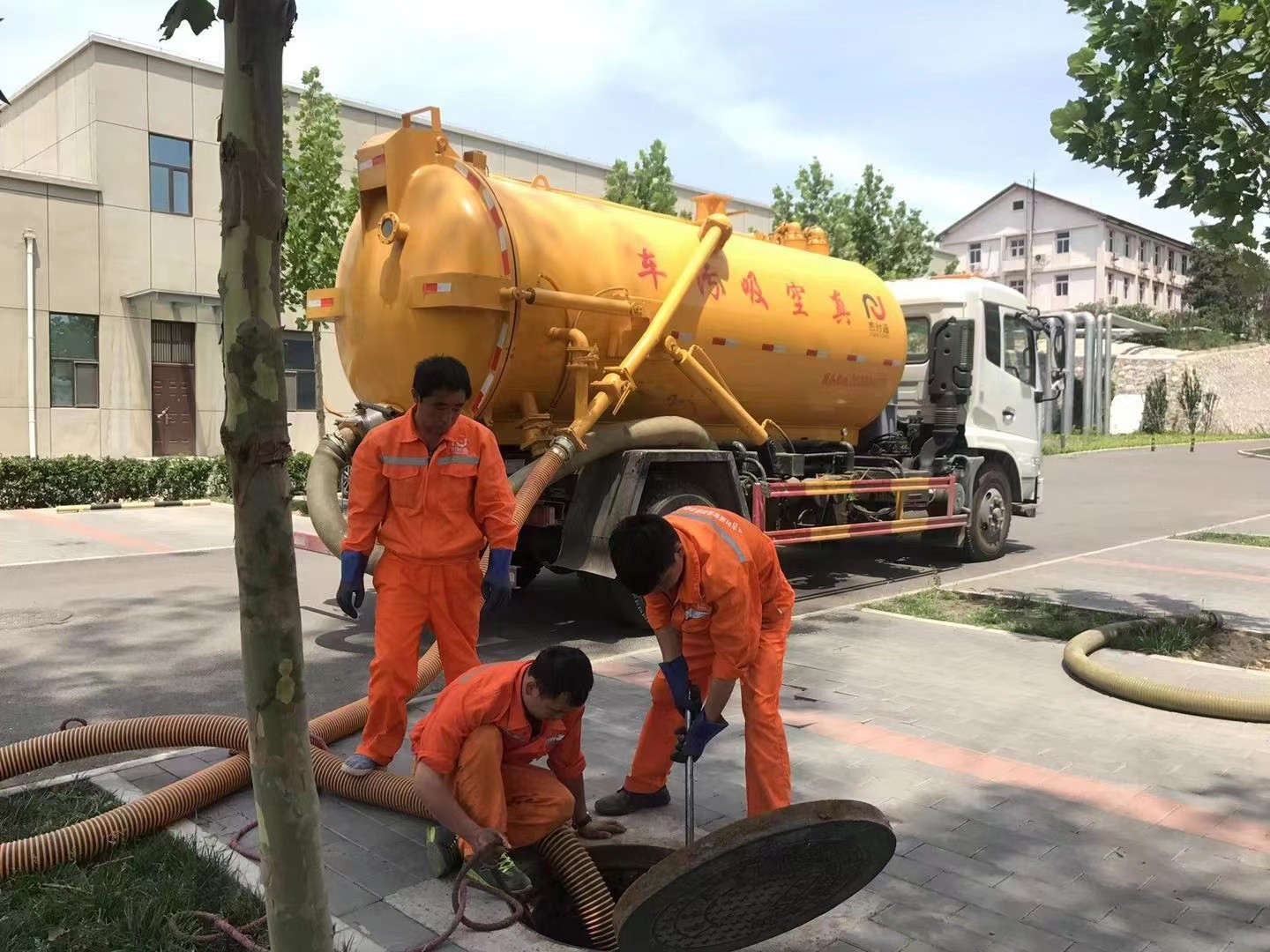 安徽管道疏通车停在窨井附近