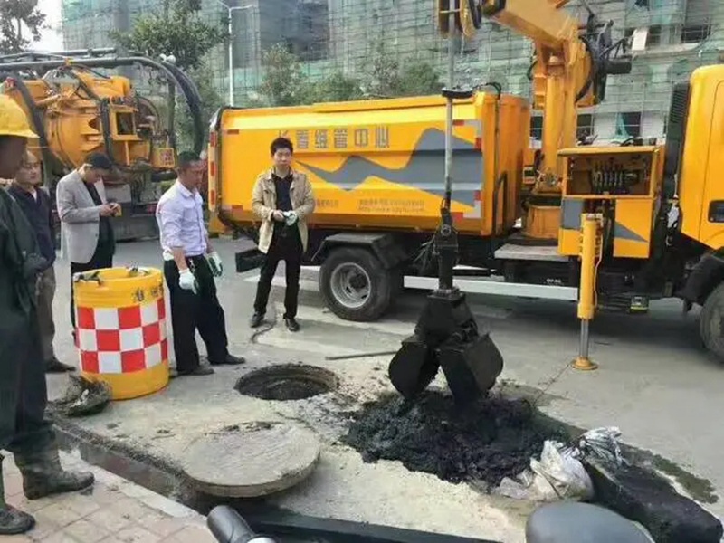 安徽街道：网格员化身“清道夫”，为民解忧疏通“堵心”化粪池