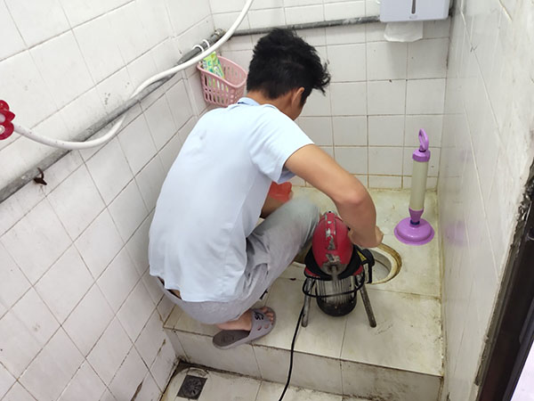安徽肥皂掉到马桶里把马桶堵住了怎么办？马桶堵住了怎么办